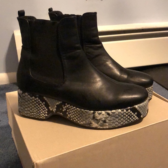 **SOLD** Urban Outfitters Snakeskin Platform Boots - Picture 2 of 10